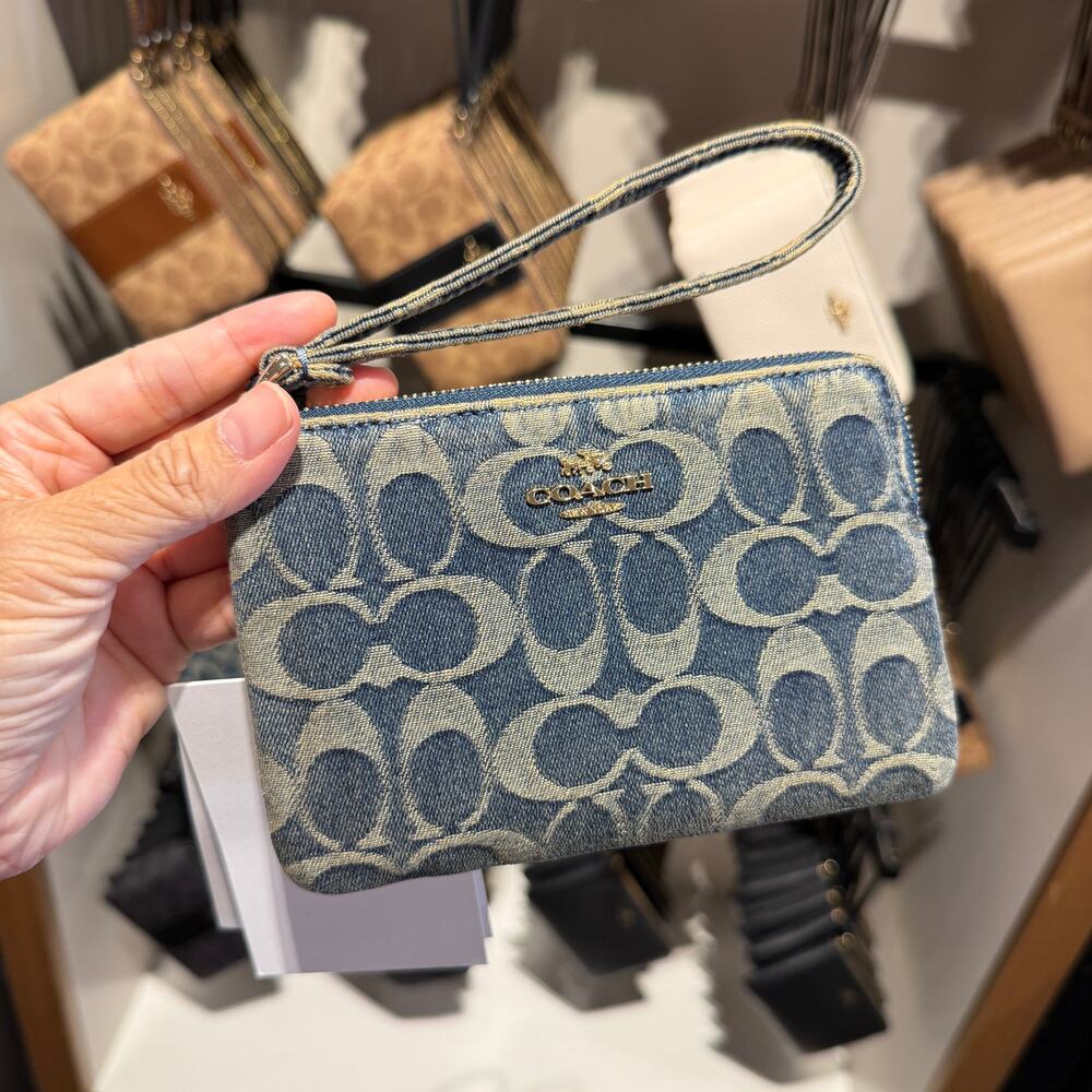 Newโผ๏ธCoach Corner Zip Wristlet Cotton Denim CFW88 denim/Gold/Denim
